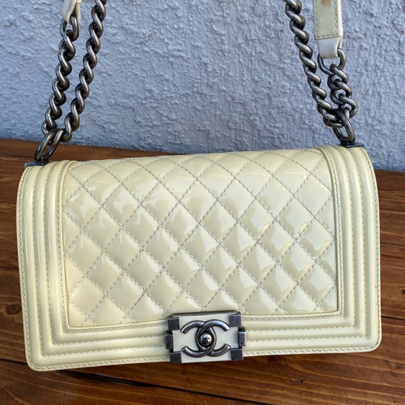 ⭐️⭐️GORGEOUS⭐️⭐️ CHANEL Reverso Boy Flap Bag patent leather Crossbody Bag - Picture 4 of 17